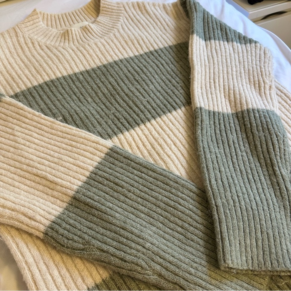 Green & Tan Knit Sweater - Picture 2 of 3